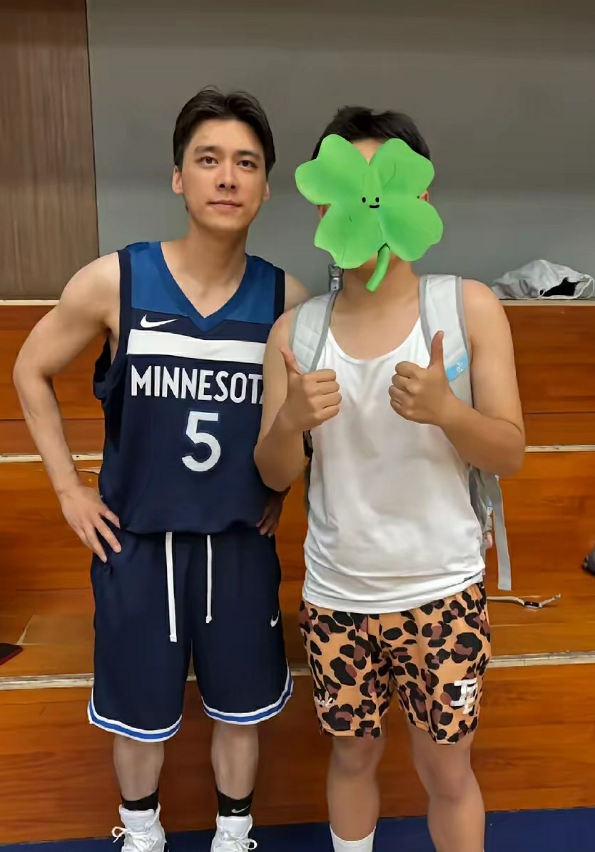 2025.05.26球场路人偶遇李易峰！没当明星以后身材管理也不行了，想起以前的