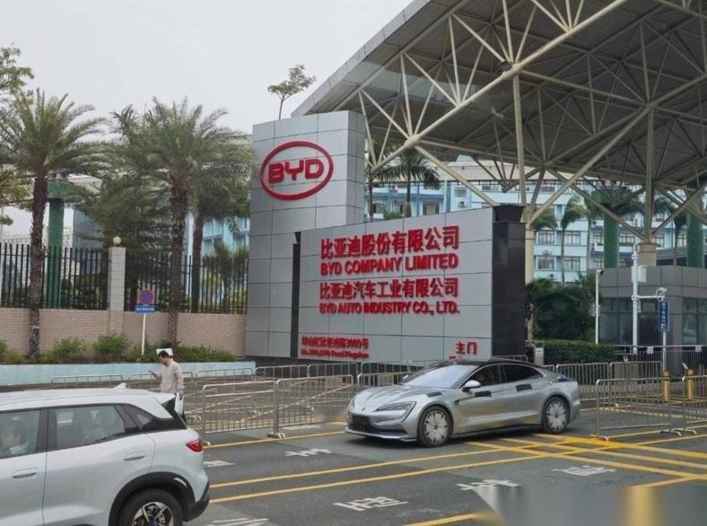 颠覆性技术就是厉害，比亚迪重回第一。比亚迪，300222辆。长安，27060