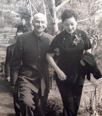 1975年，蒋刚咽气，比蒋经国只大12岁的宋美龄就想独揽大权，没想到，一向憨厚的