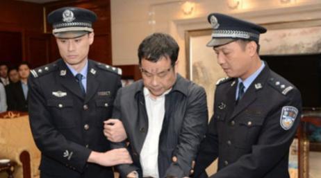 军队的刀已经见红了，地方的“毒瘤”还能留吗？看着军委抓人是痛快，但这股子狠劲儿要