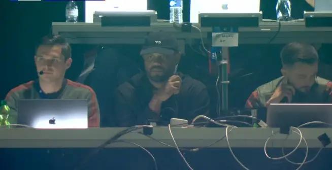 【欧冠半决赛，看台上的孔帕尼攥着拳头，面色凝重】孔帕尼停赛被关在看台包厢，全程被