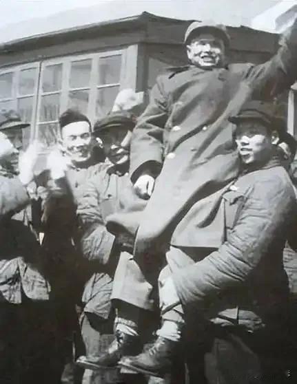 1938年，八路军打退日军进攻后，营长王耀南突然下达了一个奇怪的命令：“大家快冲