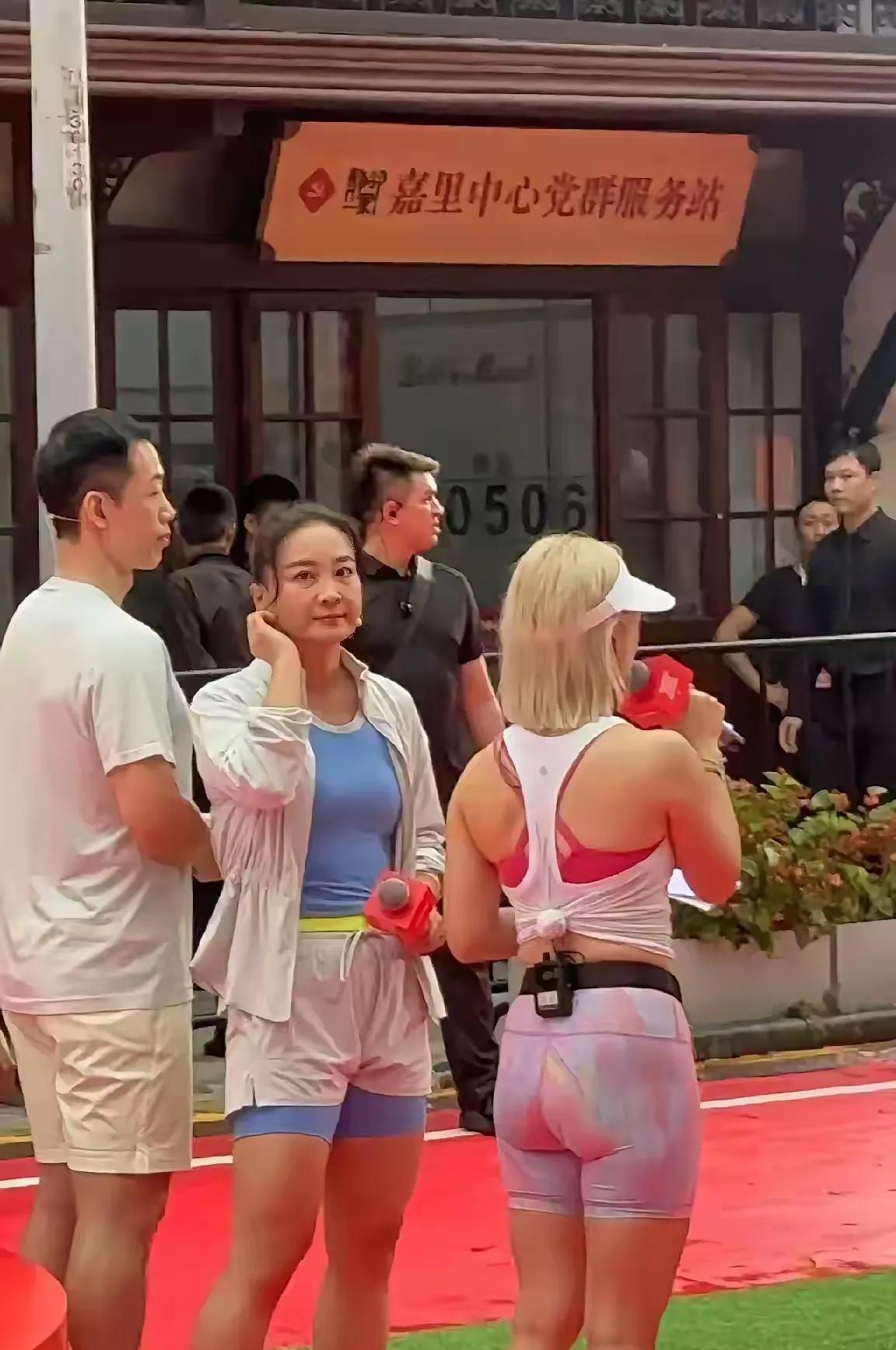 贾玲啊，贾玲，人是瘦了下来，但是看着也不年轻美丽啊……她的脸已经没有了曾经的喜