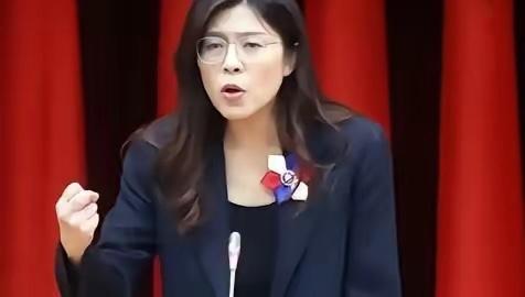 郑丽文毫不避讳：中国就是我们的国家，解放军就是我们的可靠后盾！这话刷屏了。可