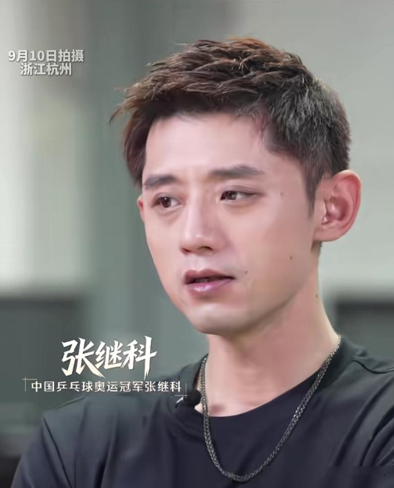 巅峰期的张继科当众承认，跟樊振东打会被剃光头！2013年世乒赛，16岁的樊振东刚冒头。张继科干了件破