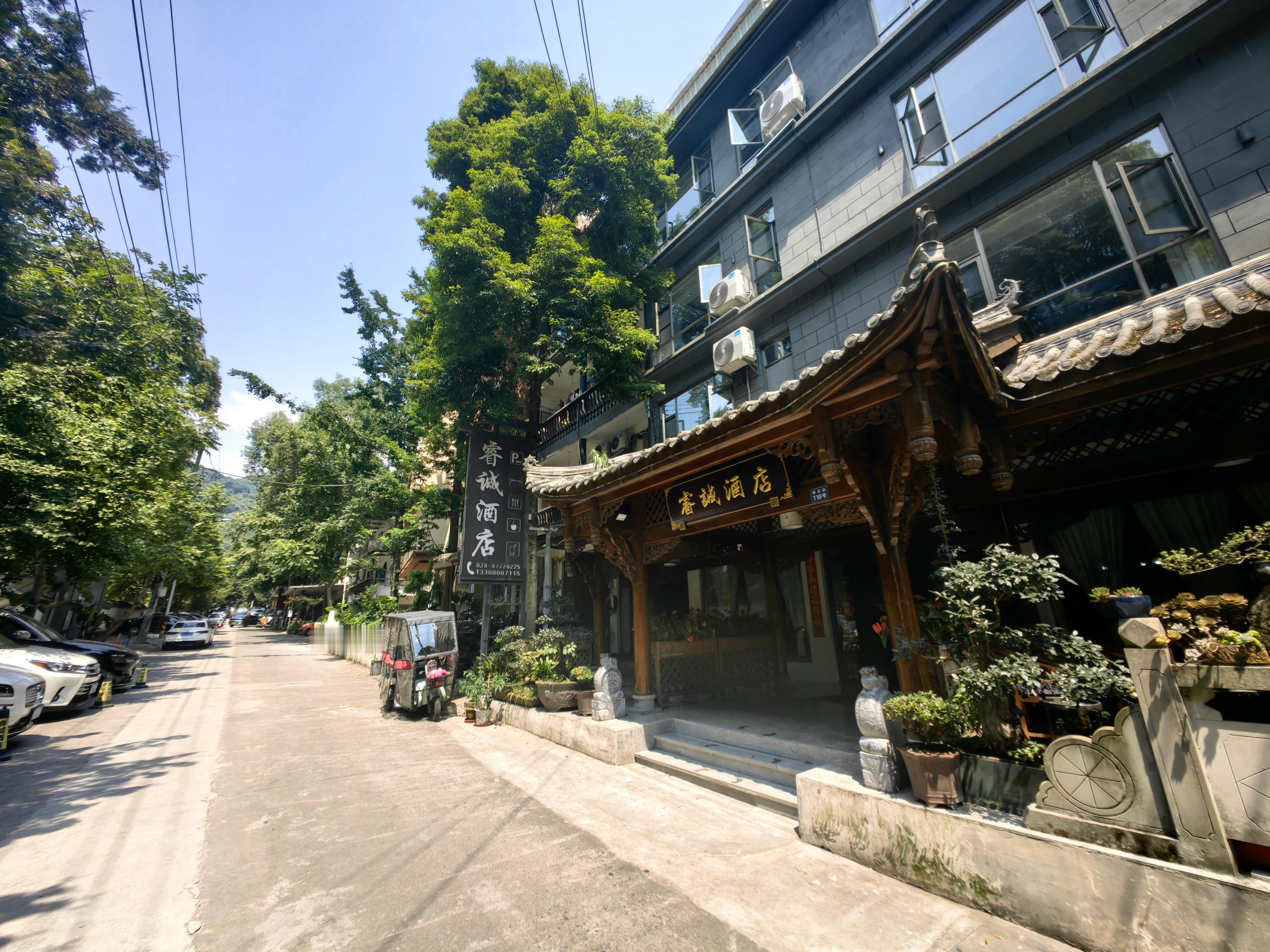 我们在网上预订的睿诚酒店（民宿），在青城山青龙街，距青城前山山门停车场1.2公里