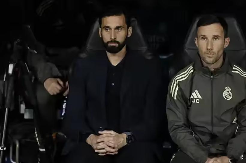 据《马卡报》消息，皇马内部已形成共识，本赛季球队再度四大皆空，除非出现奇迹，否则