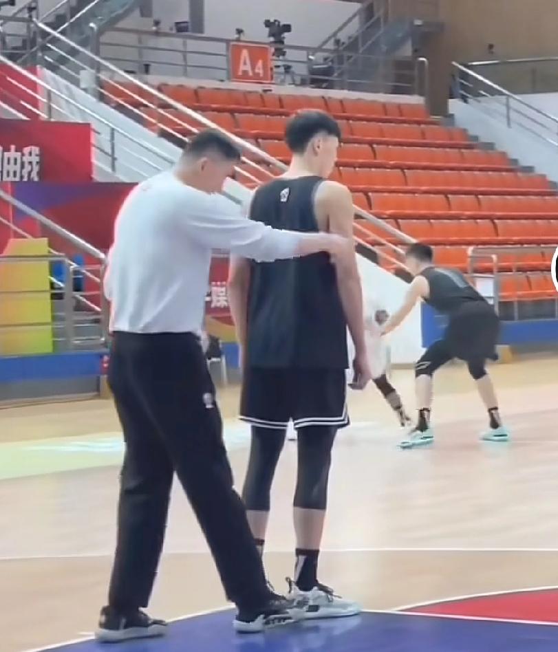 杜锋训练张昊弄巧成拙，他球商不足，任何程式化组合，通过自媒体宣传都有副作用