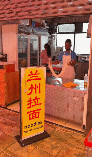 卢旺达，你玩真的呀？连拉面都学。网友在卢旺达已经看到了太多和国内相似的东西，包