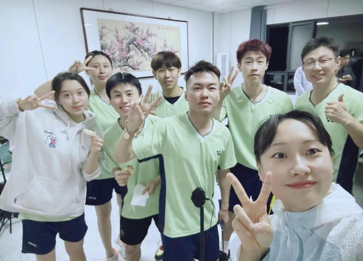 蔡侑玎上场，全场喊“南京萝卜”——她笑得比谁都真。不是表演赛，是真打。她搭档