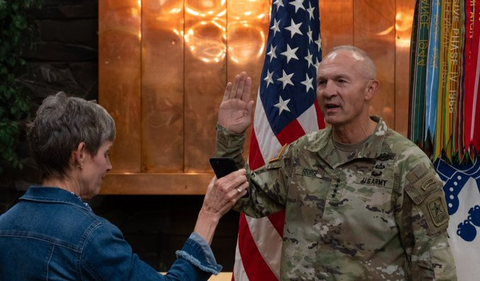 突发：2026年4月2日，美国战争部长赫格塞斯要求现任美国陆军参谋长兰迪·A·乔