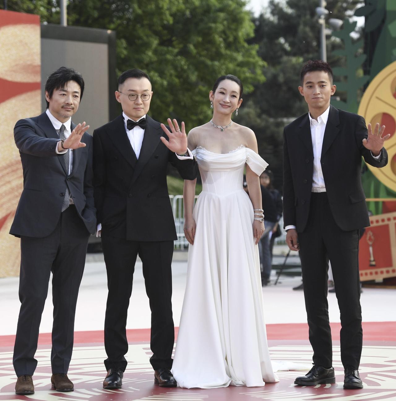 被48岁秦海璐的这个状态惊艳到了，她是一个越老越有气质的女演员，穿一身白色抹胸礼