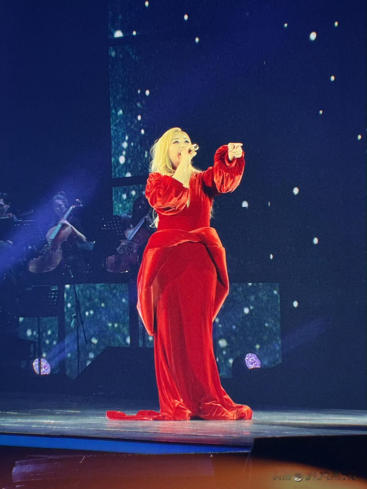 梁静茹厦门演唱会撞脸张惠妹贾玲李湘？据说她胖了五十斤，这还是精修图，生图更是翻车