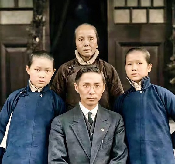 1912年，孙中山原配卢慕贞与长子孙科、长女孙娫、次女孙婉的合影，不久前辛亥革命成功，孙中山在南京就