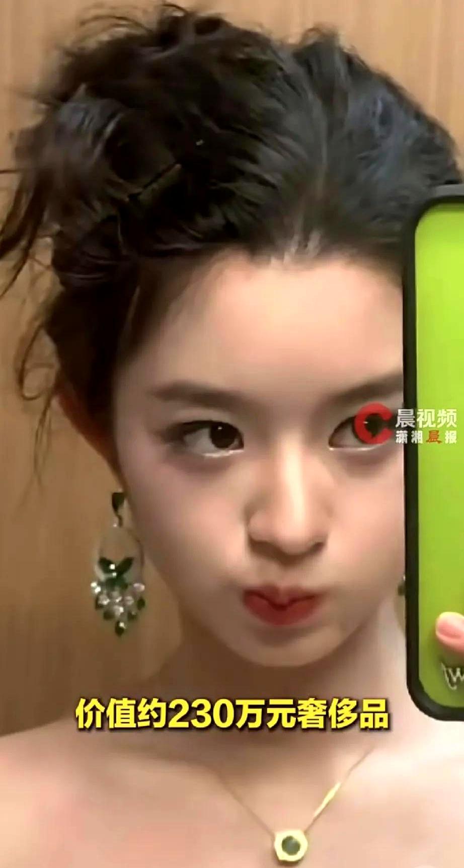 这两天大家盯着她耳环真假时，更有意思的是名字背后的门道。翻家谱式的讨论里，才知