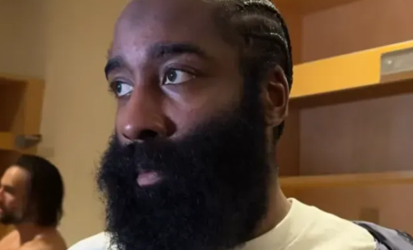 NBA季后赛，骑士主场114-102大胜猛龙。赛后骑士球员哈登接受媒体采访，谈