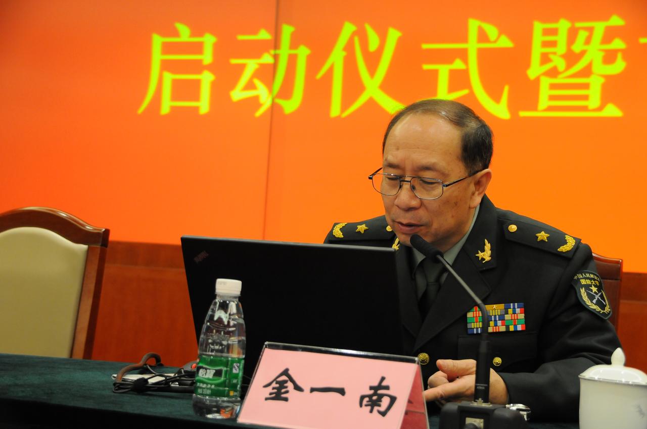冻结3.2万亿就想阻统一？金一南：这分明是给解放军送“实战教练”上门！美方专家