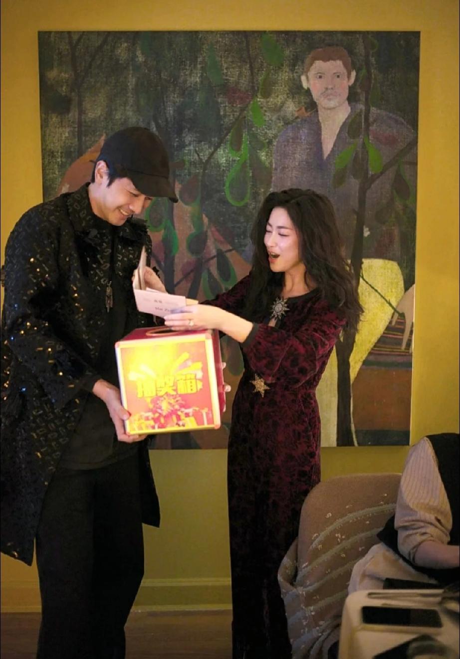 朱珠新展首映还叫上了彭冠英，两人在电视剧《玫瑰的故事》里有合作过，没想到私下关系