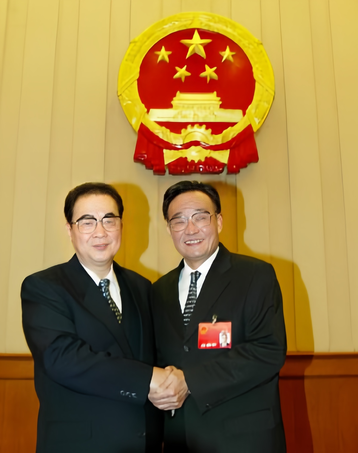 2003年，全国人大换届，李鹏卸任委员长，吴邦国当选第十届全国人大委员长。在交接