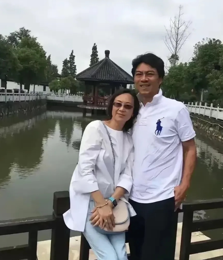 我的个老天爷呐！我在杭州西湖碰到了谁？老了，真的老了，叫人看得都移不开眼啊！我都