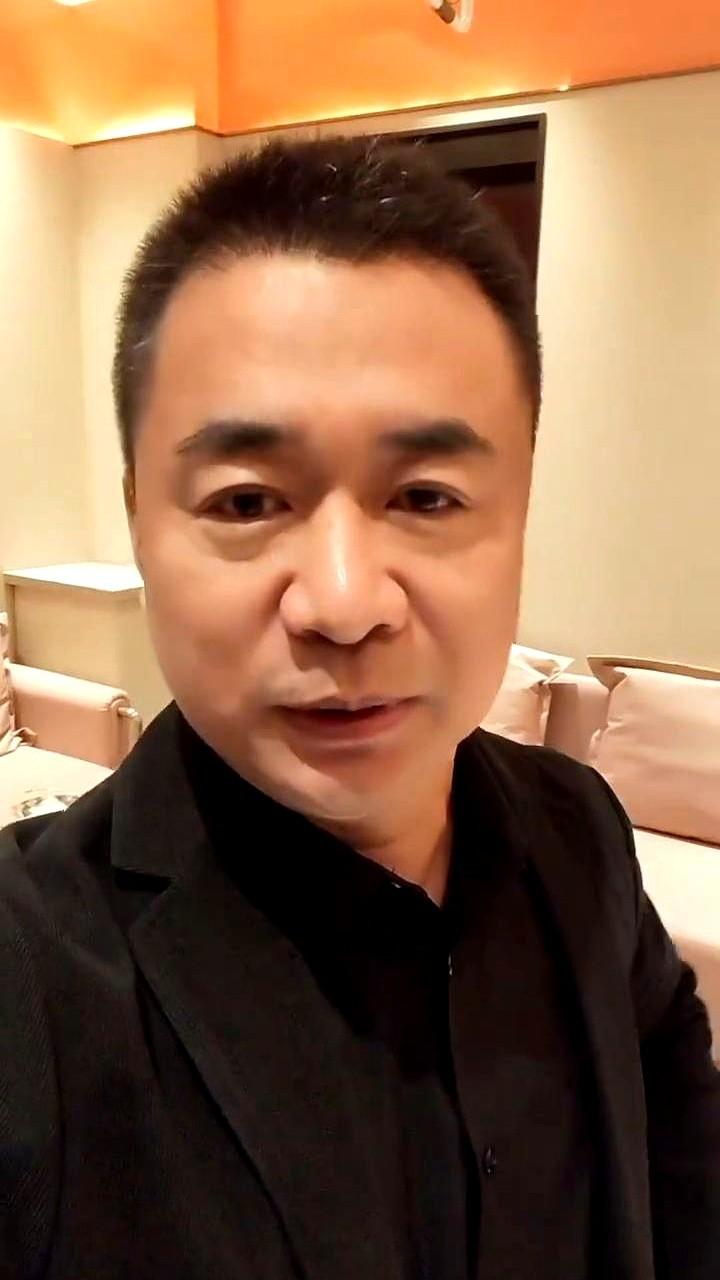 沈阳翰鼎段哥一句“胆子大的到处摸，胆子小的就唠嗑，正经点的光点歌”把夜店里的男性