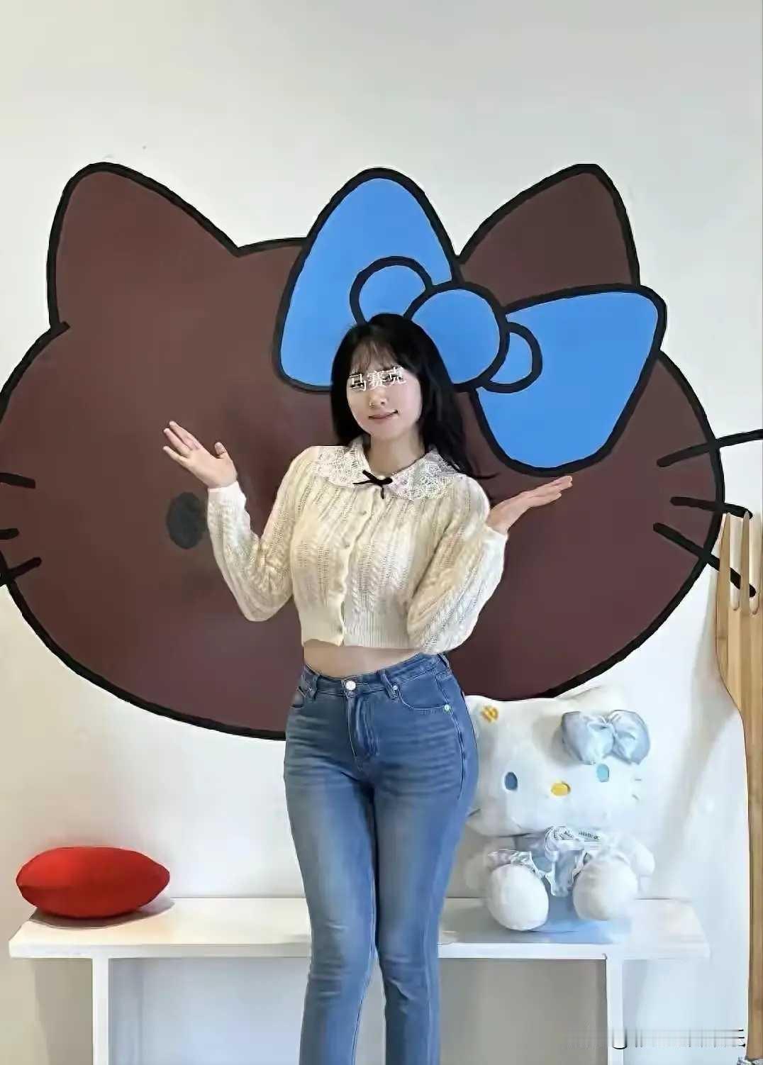 曾主任的身材很好，丰满有曲线，刚好是中年男人喜欢的肉感身材，她长着一张娃娃脸，看