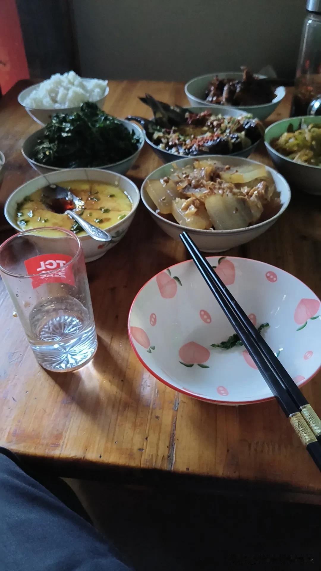 大家猜这是什么年代的晚餐？