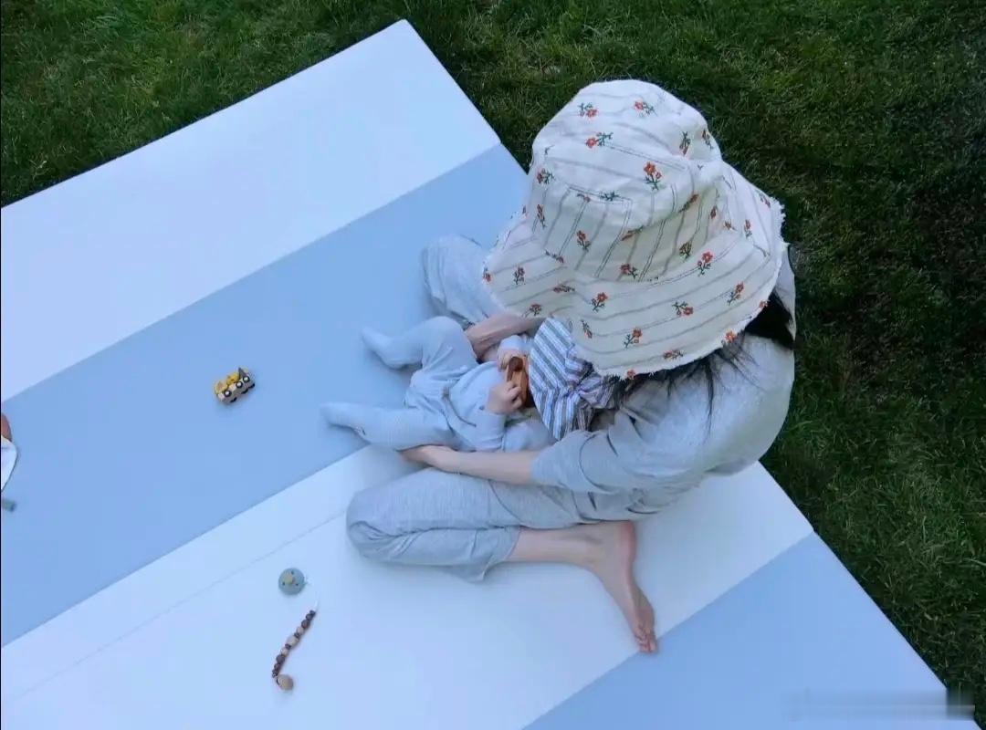 何穗母亲节分享和儿子Winsome的合照，还分享了外婆给Winsome织的各种小