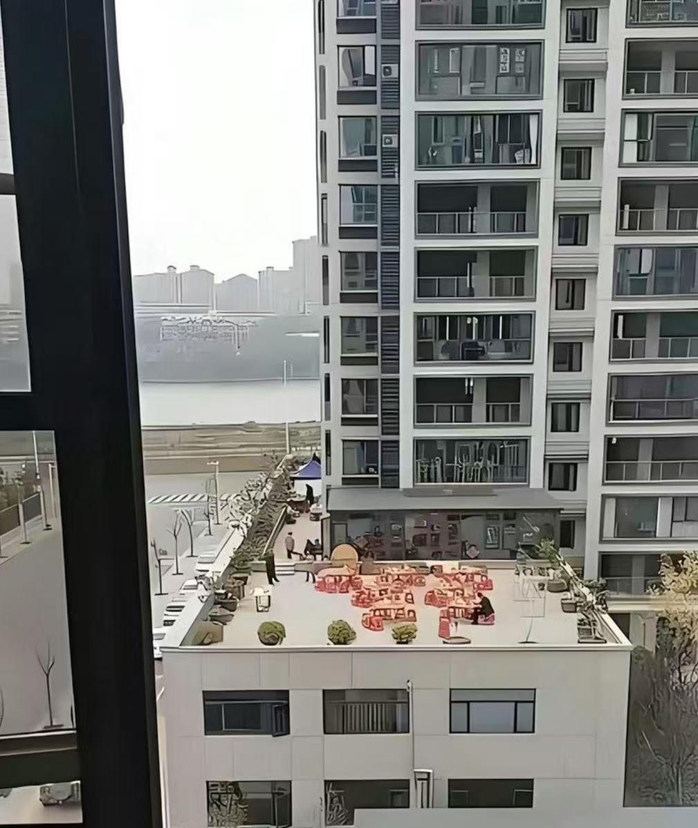 对这种人无语了，楼又不是他家买的，举报了