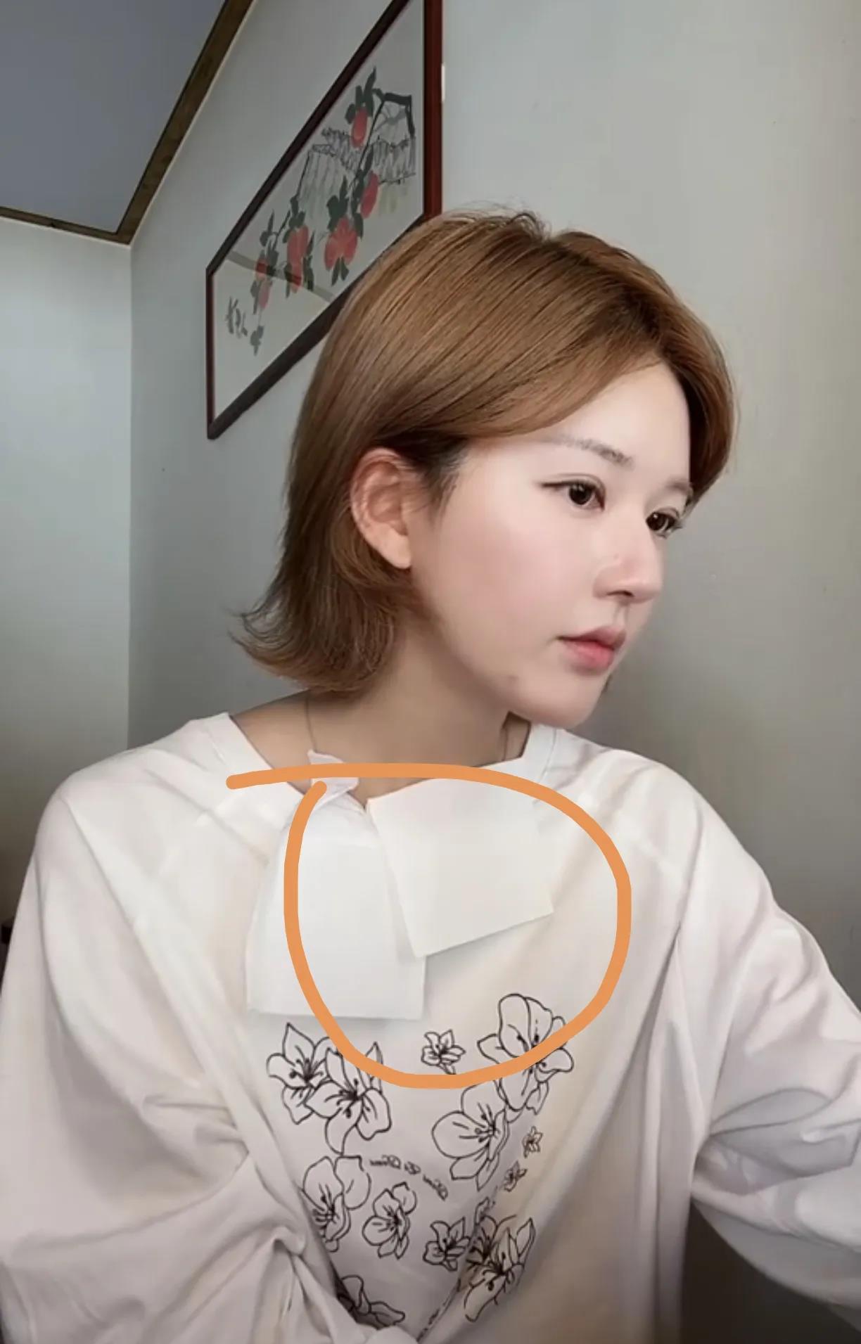 赵露思因为合约的事，最近常直播，但是我发现一个细节，你们发现没？镜头里她