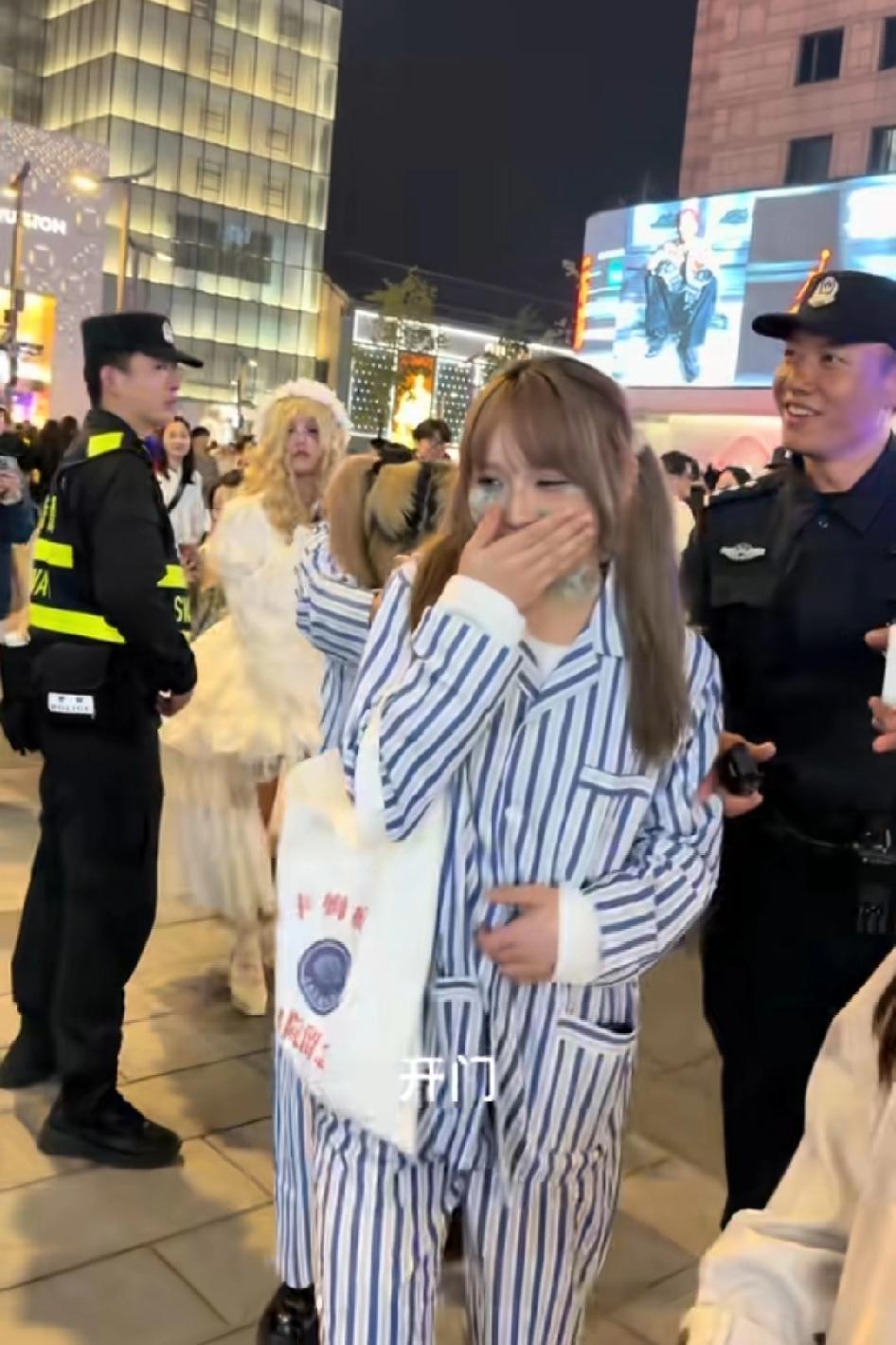 杭州湖滨银泰特警小哥哥笑着“押送”走了两名“精神小妹”，还遥喊:欢迎下次再来啊！