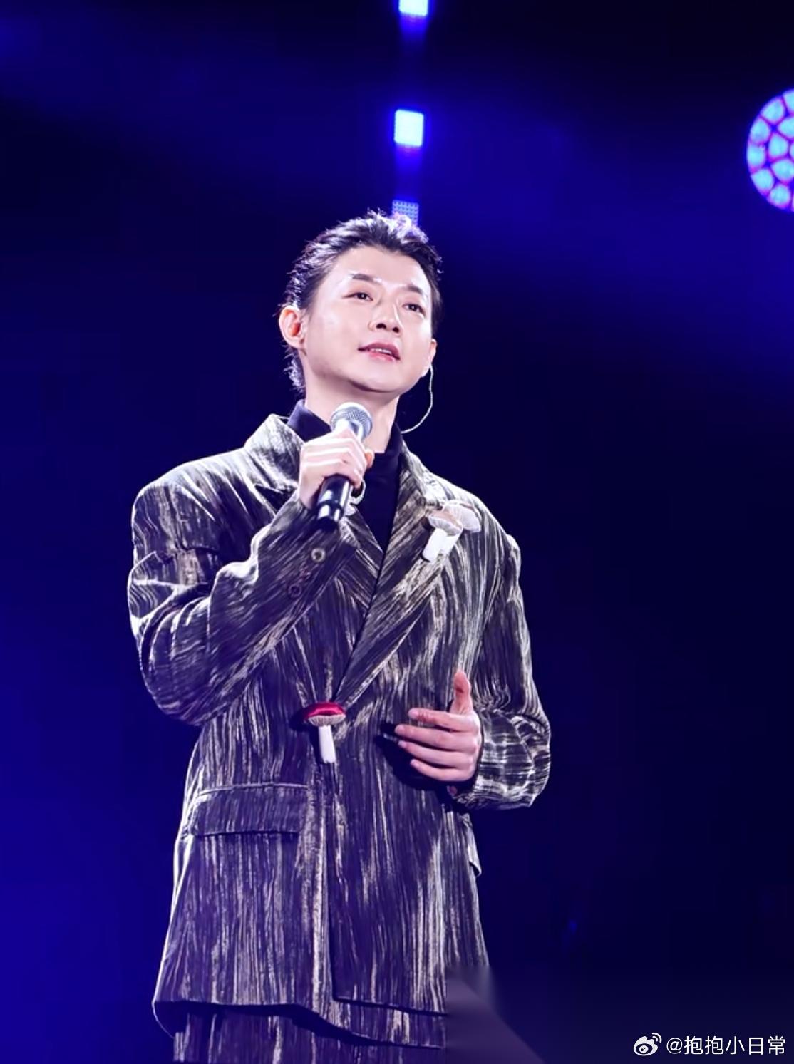 霍尊给所有男人提了一个醒，你可以早早跟女人谈恋爱，也可以走红之后分手，但是你