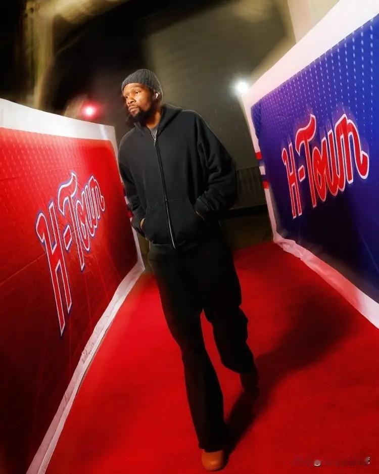 火箭主帅乌度卡真是太会拍马屁了！在今天火箭客场挑战开拓者的赛前采访中，当聊到杜兰