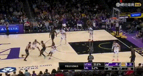 空中飞猪？里夫斯这么廋咋撞飞爵士2壮汉的？图1：这可是弩机；图2：马卡也一样给