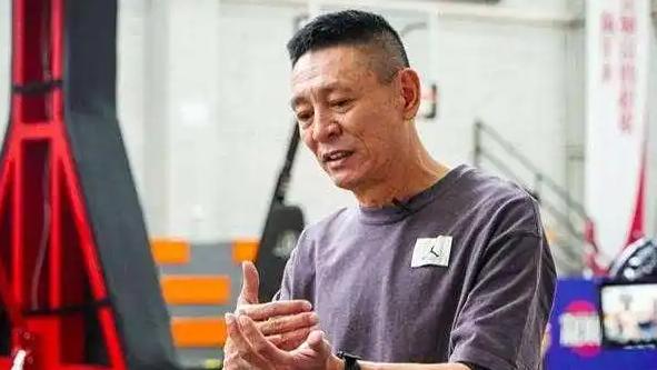 女篮姐妹花的“陪练老爸”走了！59岁足球名将的父爱，藏在跑圈和传球里1小时