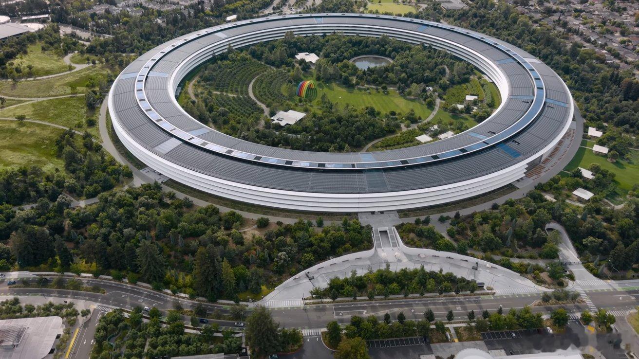 纵观Apple半个世纪的发展历程，公司总部的迁移与迭代，始终与企业战略、产品周期