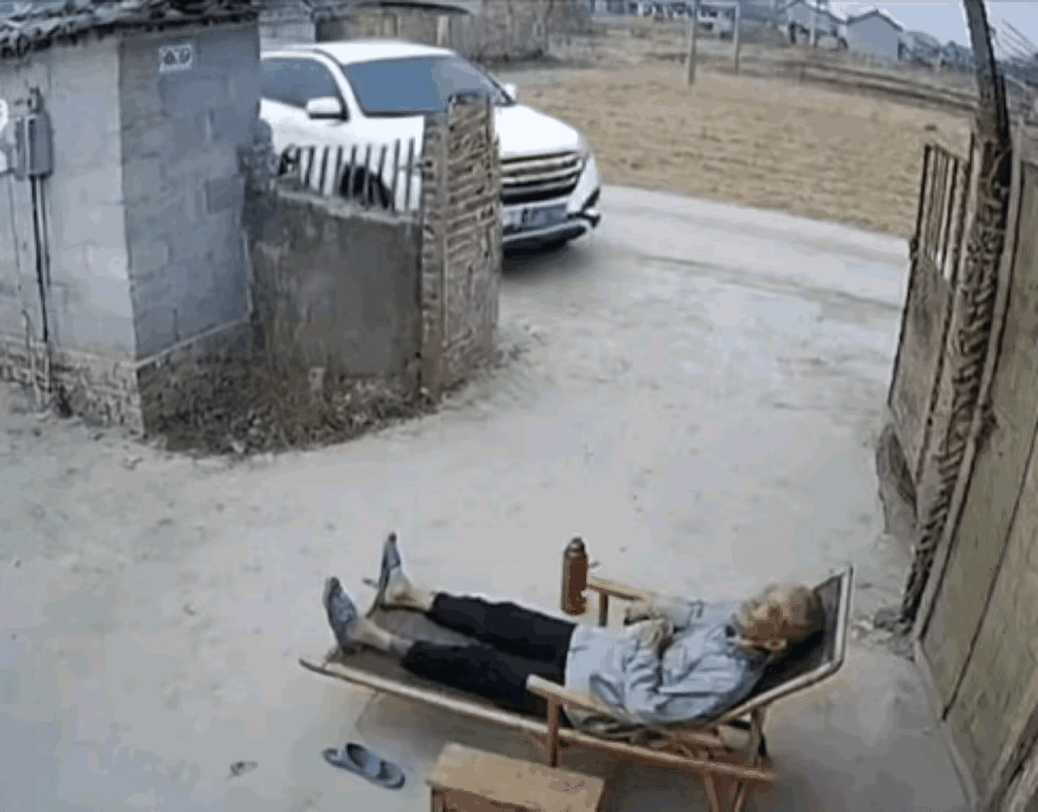 大爷好淡定呀，看到车过来还不忘把🚬塞嘴里……