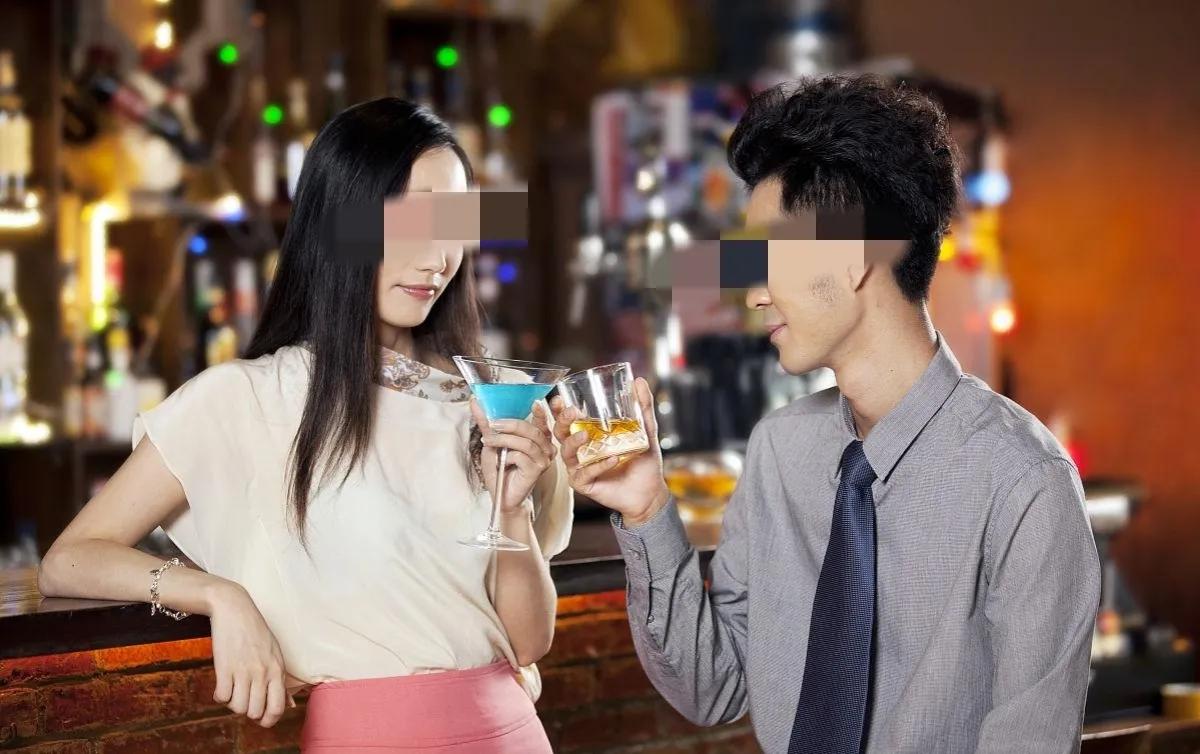 湖南长沙，男子在酒吧搭讪醉酒女子，喝了几杯后邀请她回家继续喝，女子喝醉后，不省人