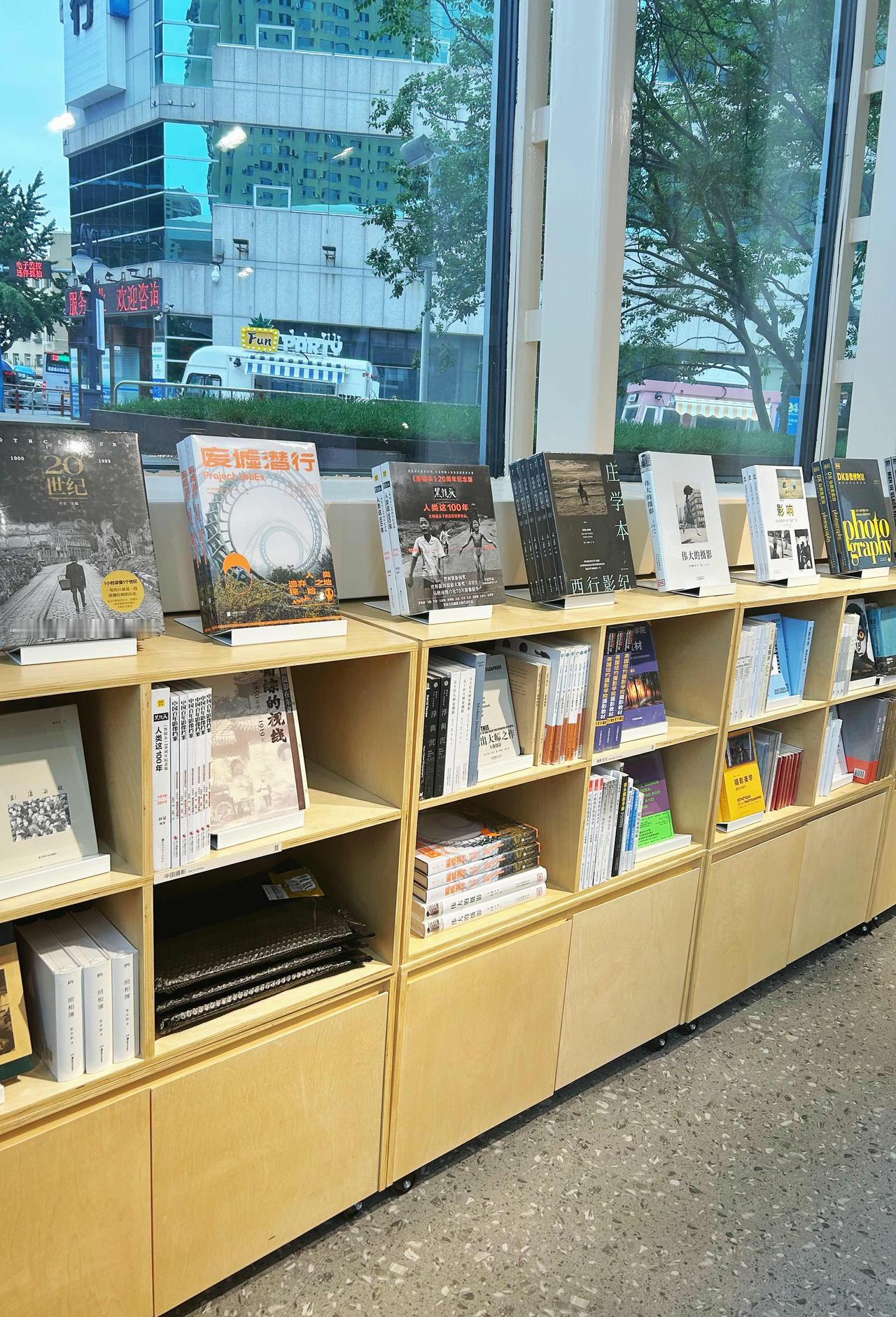 今天，总投资高达6900万的大连方所书店试营业啦！它是东北首家方所书店，吸引了众