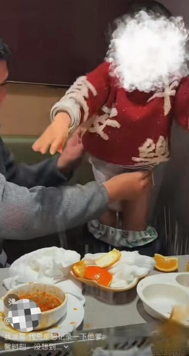 2025年最后一天，在海底捞徐州一家店里，出了件让人倒胃口的事。一桌客人带着个2