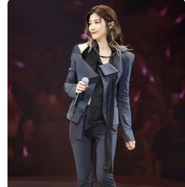 陈慧琳，这件衣服整体看好好看，再细看就有点啰嗦了。