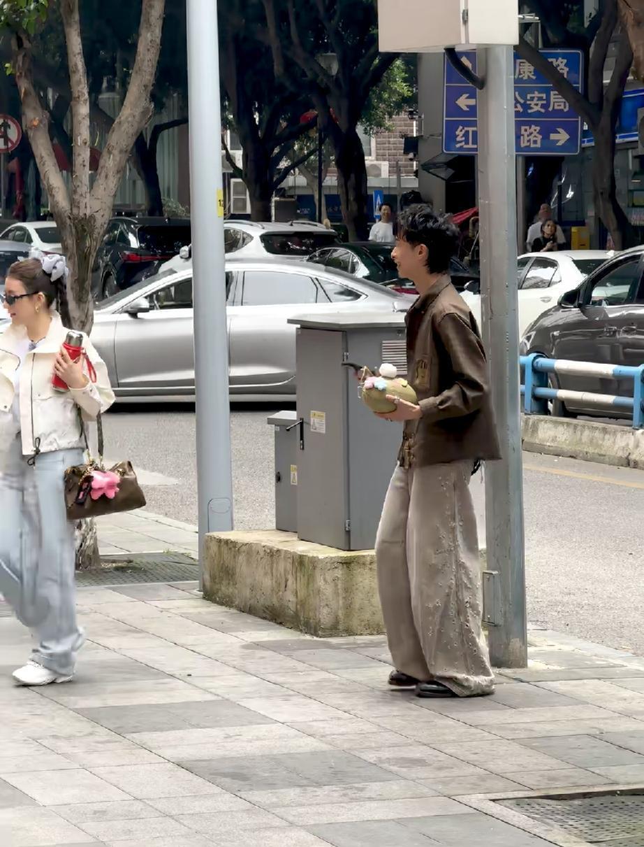 5月14日，方媛在重庆录制《桃花坞》，路人镜头下暴露了真实颜值，真的好一般啊，脸