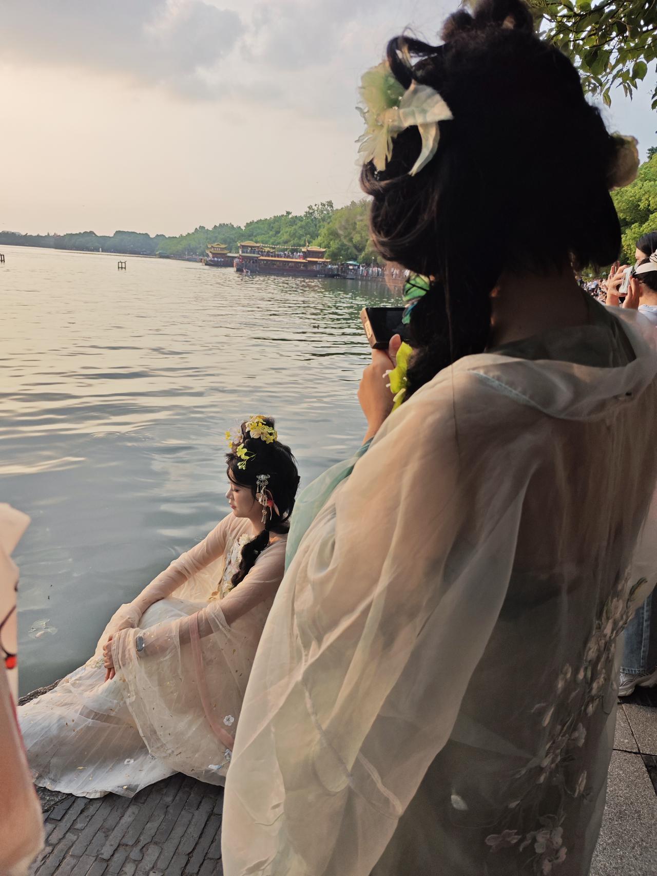 杭州西湖的湖滨公园最为热闹，看看有多少养眼的美女和帅哥？正值青春年少并且还有着大