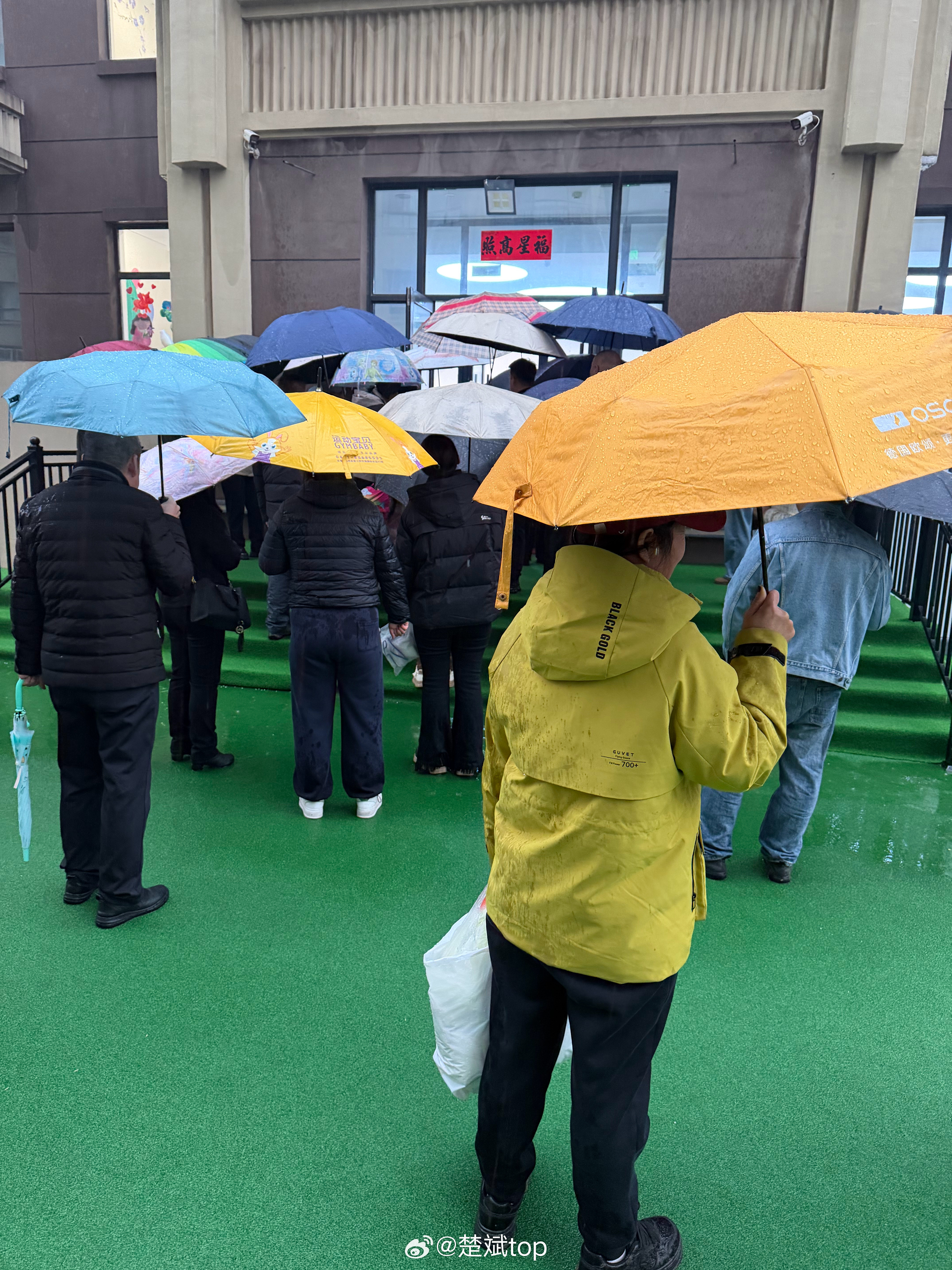 大雨天，接儿子放学！难得不出差，此时此刻就是幸福。