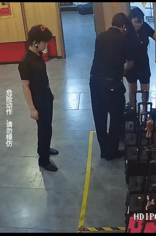 不好！男子被女同事的高跟鞋击中要害！男子与同女同事开玩笑，谁知小姐姐的高跟鞋，