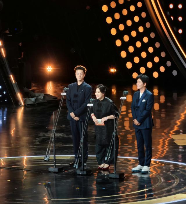 对王传君188的身高有了实感，光是腿就比别人长了一大截。
