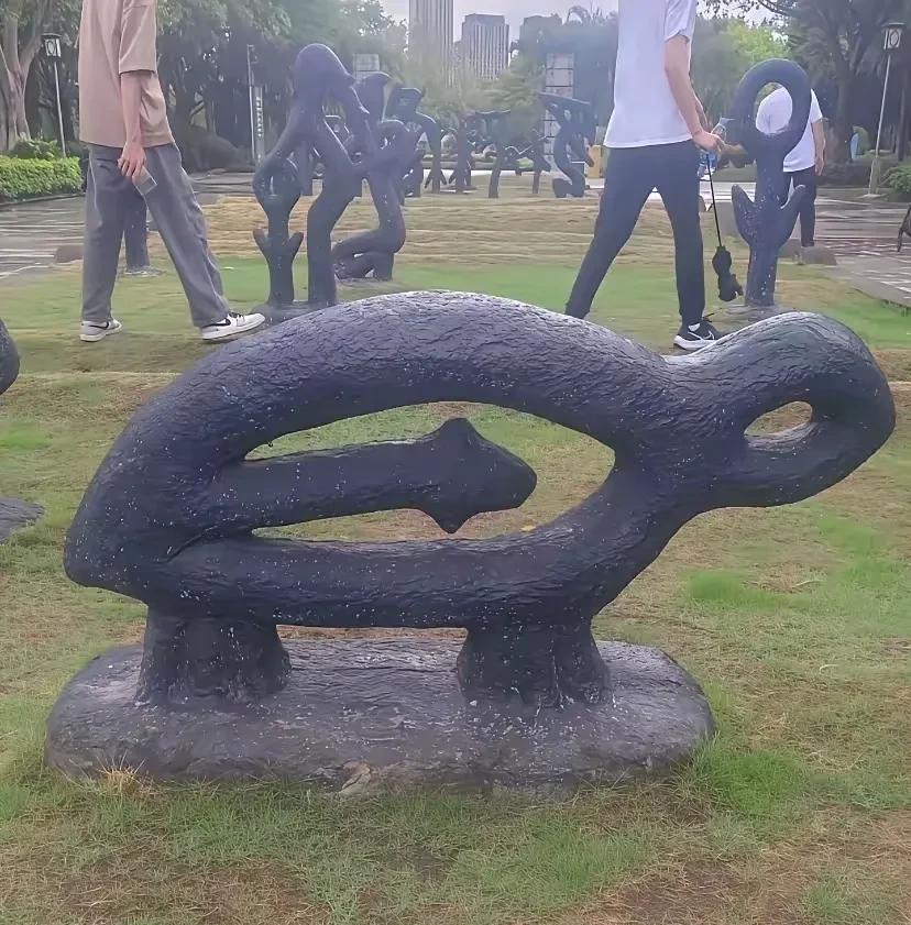 这是啥造型啊[害羞]我滴个老天哪不知道哪里的公园怎么会出现这样的造型[害羞