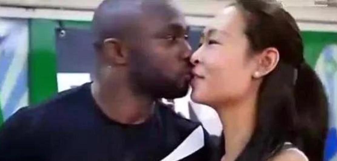 “后悔也没用！”当卓文君说“真后悔嫁给黑人”时，所有人都在嘲她活该。直到有人翻出