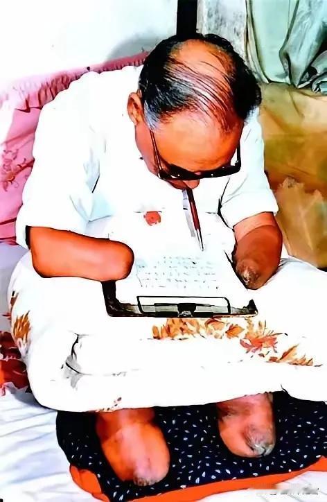 1950年的长津湖战役，17岁的山东小伙朱彦夫被子弹击中腹部，肠子都露出来了，却