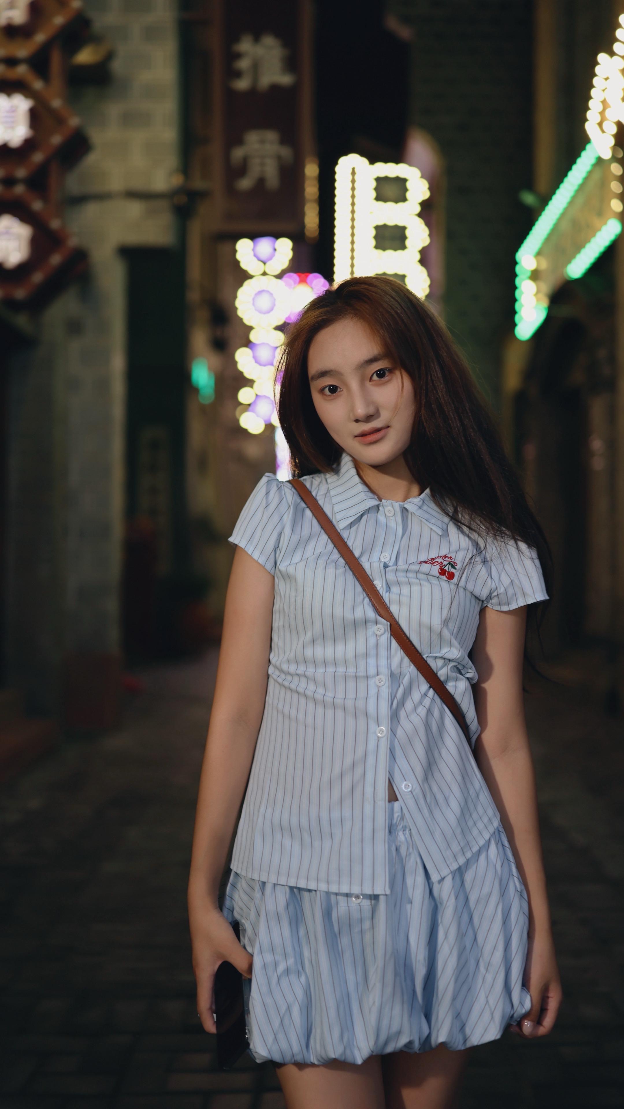 夜景人像 爱拍照的老左藏族姑娘写真